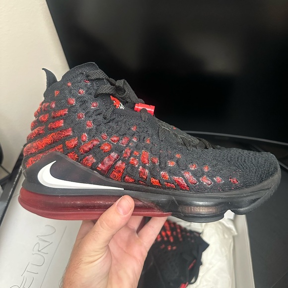 LeBron 17 'Infrared VI' size 9.5 - Picture 8 of 8